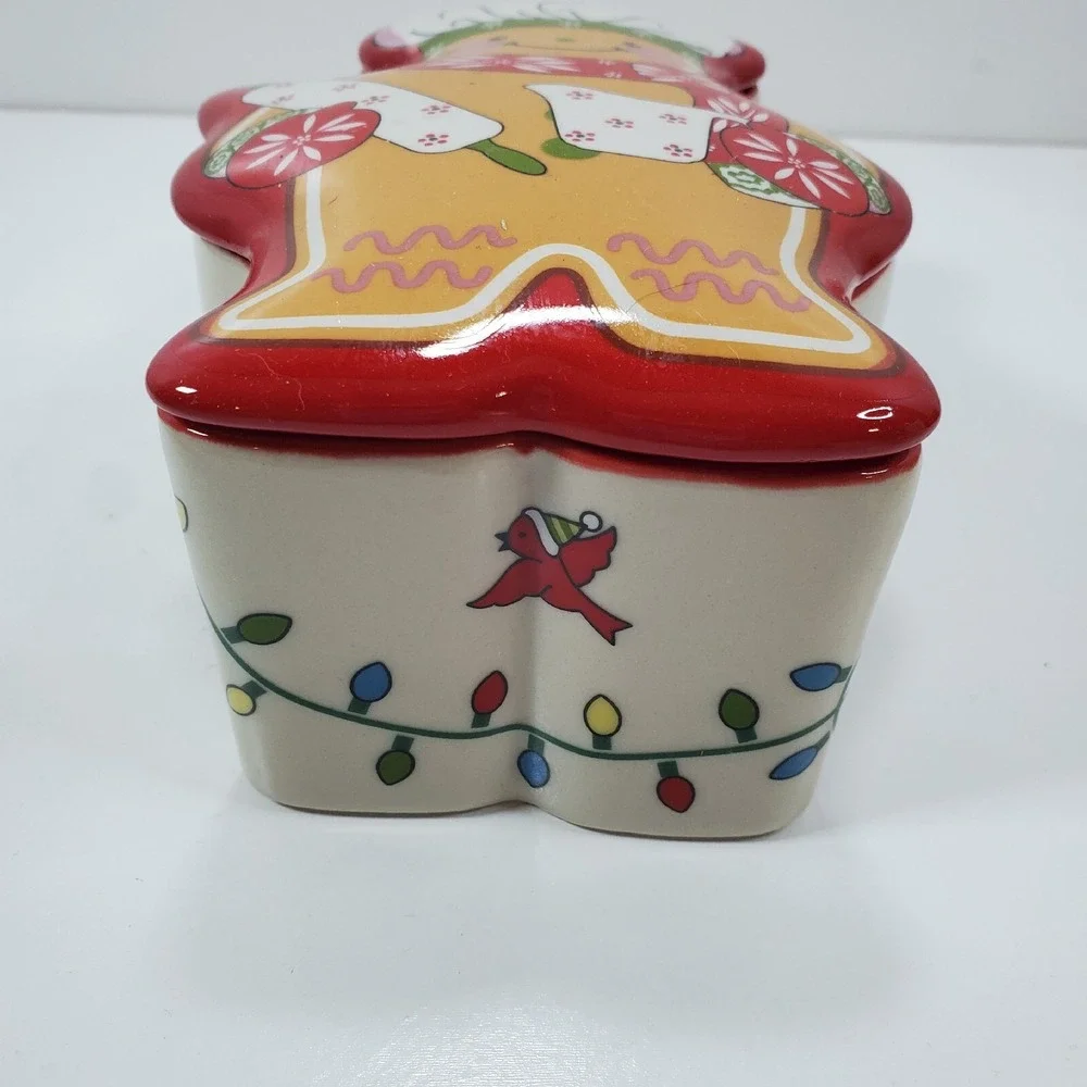 Temptations Lidded 8oz Ramekin Ceramic Gingerbread Man Dish Christmas Bakeware